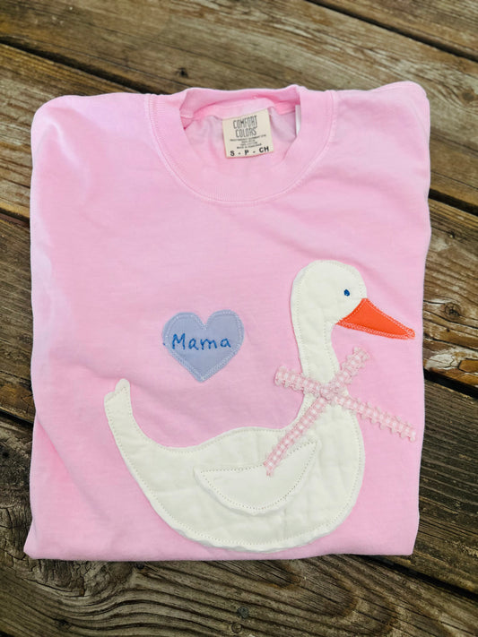 Mama Goose Tee – Vintage-Inspired Appliqué Shirt for Moms, Soft Pink